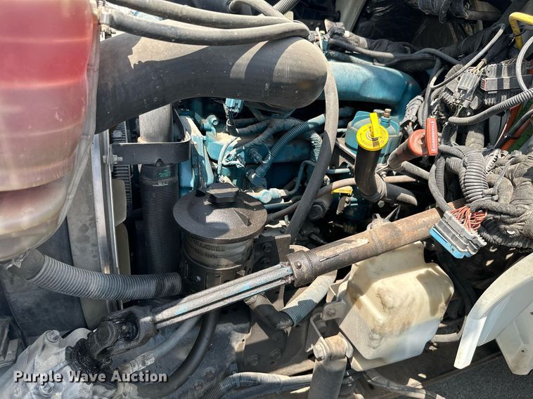 image for item MB9537 2006 International 4400  digger derrick truck