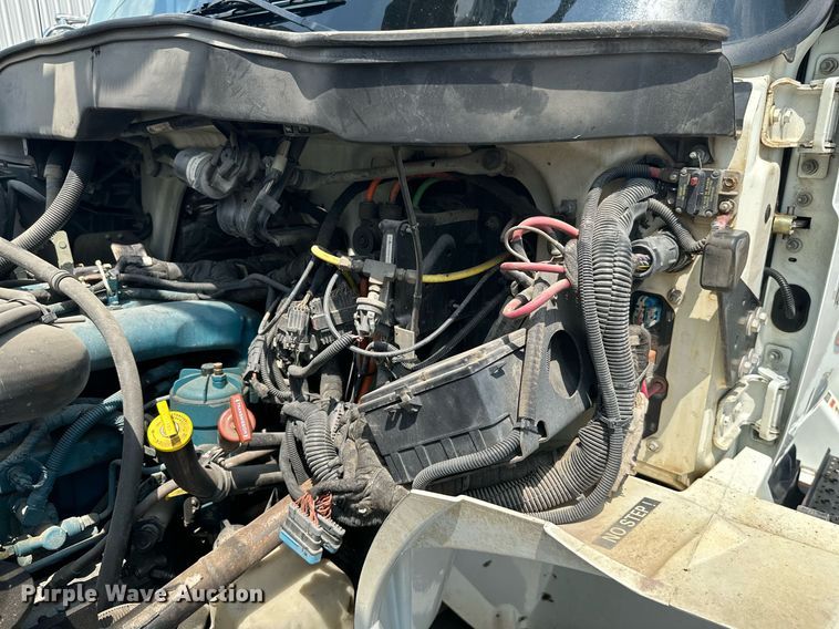 image for item MB9537 2006 International 4400  digger derrick truck