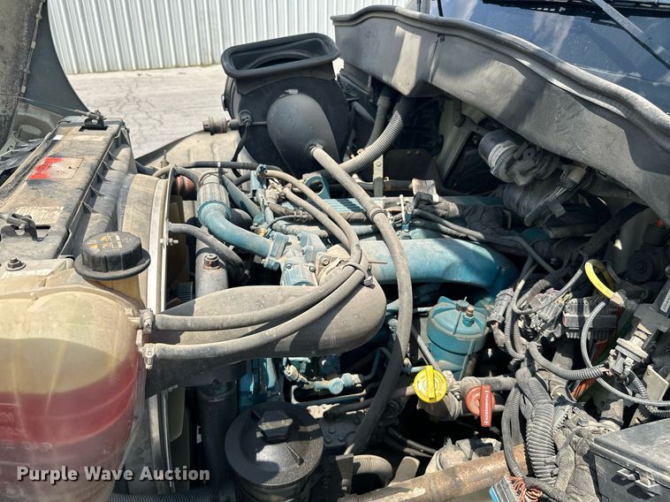 image for item MB9537 2006 International 4400  digger derrick truck