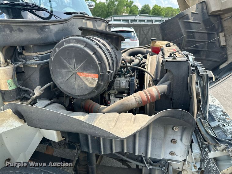 image for item MB9537 2006 International 4400  digger derrick truck