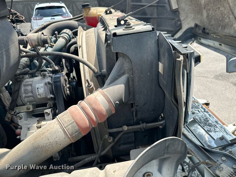 image for item MB9537 2006 International 4400  digger derrick truck