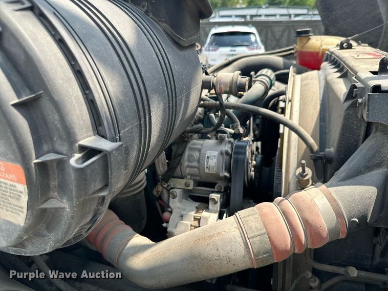 image for item MB9537 2006 International 4400  digger derrick truck