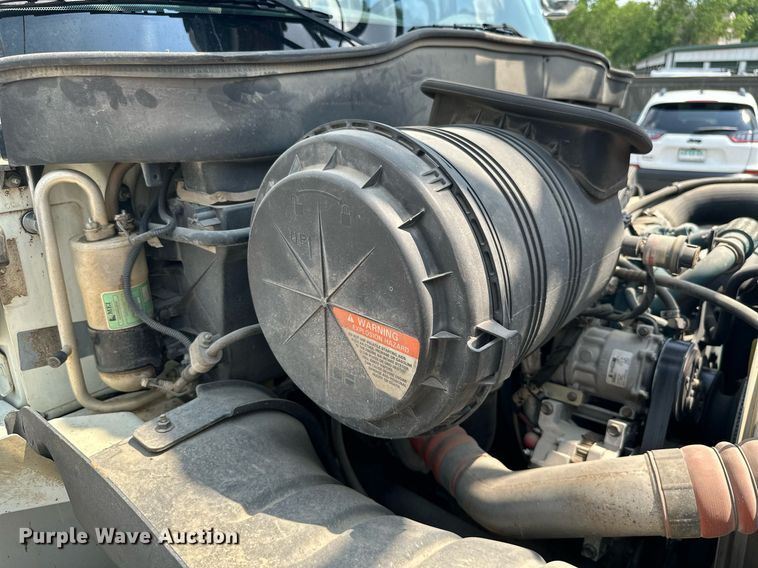 image for item MB9537 2006 International 4400  digger derrick truck