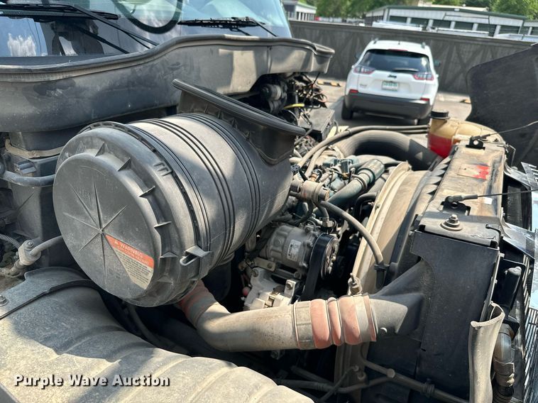 image for item MB9537 2006 International 4400  digger derrick truck