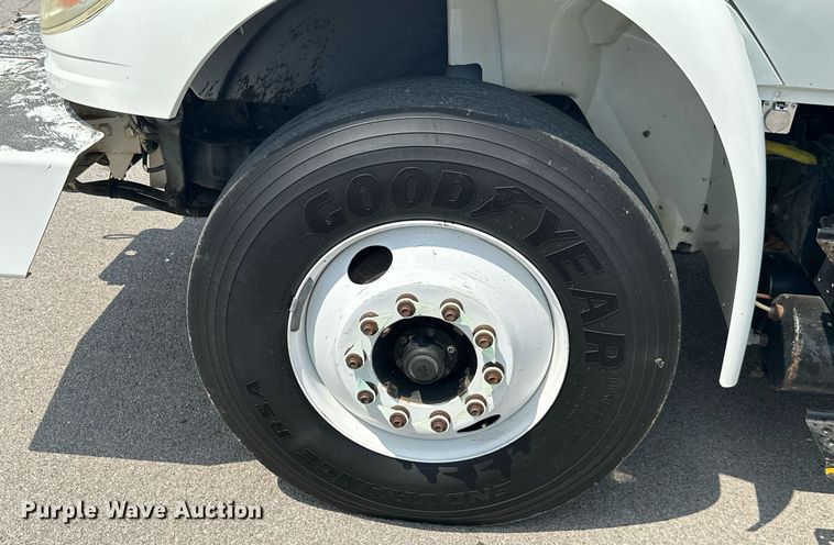 image for item MB9537 2006 International 4400  digger derrick truck