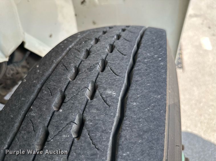 image for item MB9537 2006 International 4400  digger derrick truck