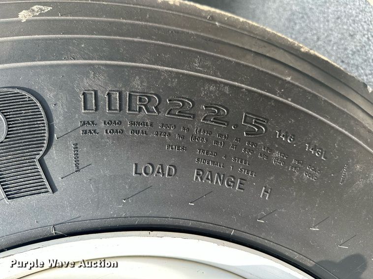 image for item MB9537 2006 International 4400  digger derrick truck