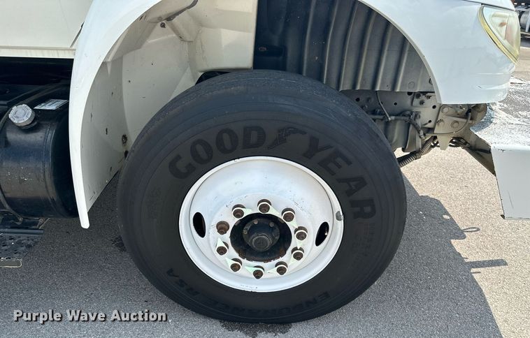 image for item MB9537 2006 International 4400  digger derrick truck