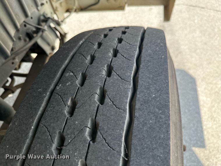 image for item MB9537 2006 International 4400  digger derrick truck