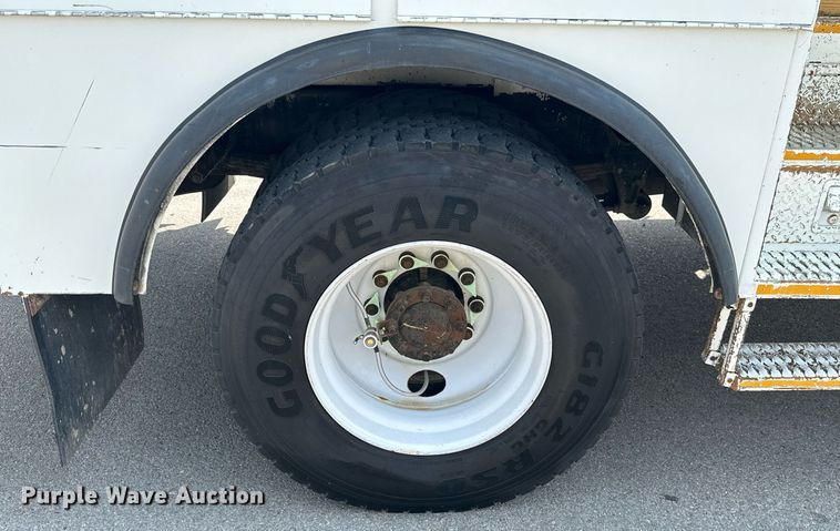 image for item MB9537 2006 International 4400  digger derrick truck