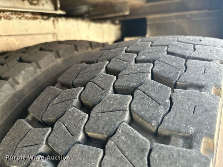 image for item MB9537 2006 International 4400  digger derrick truck