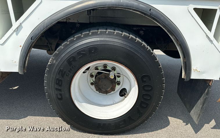 image for item MB9537 2006 International 4400  digger derrick truck