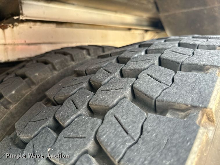 image for item MB9537 2006 International 4400  digger derrick truck