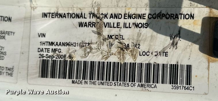 image for item MB9537 2006 International 4400  digger derrick truck