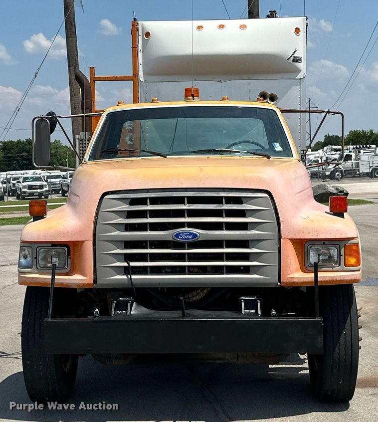 image for item MB9541 1995 Ford F800  utility / service truck