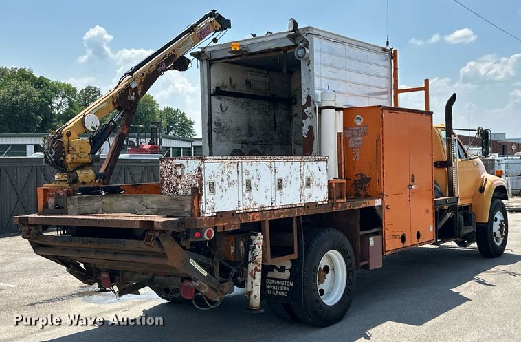 image for item MB9541 1995 Ford F800  utility / service truck