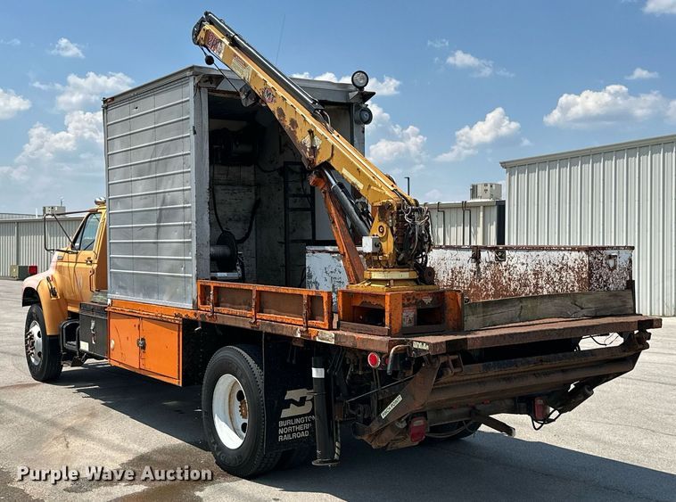 image for item MB9541 1995 Ford F800  utility / service truck