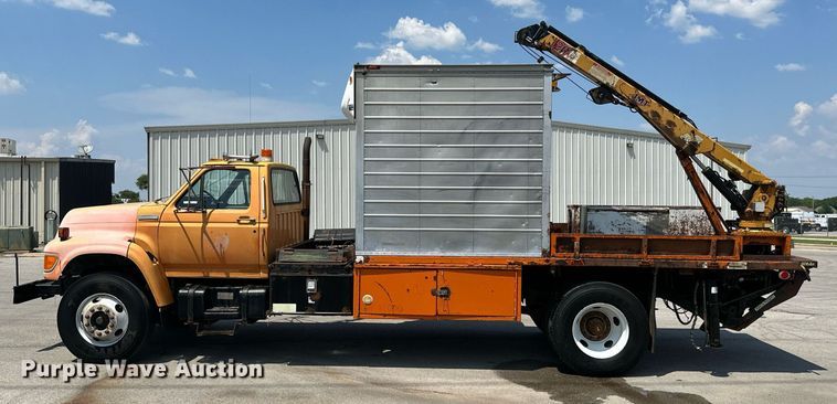 image for item MB9541 1995 Ford F800  utility / service truck