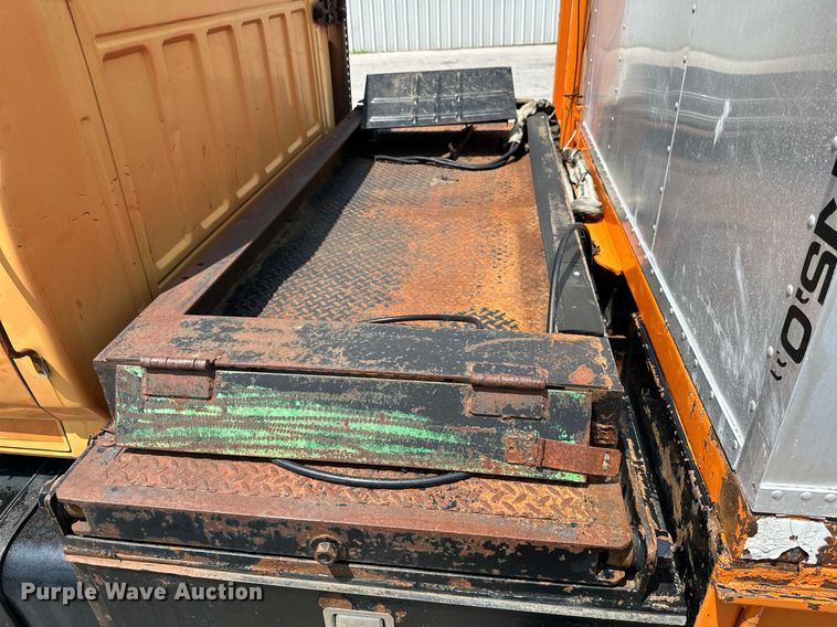 image for item MB9541 1995 Ford F800  utility / service truck