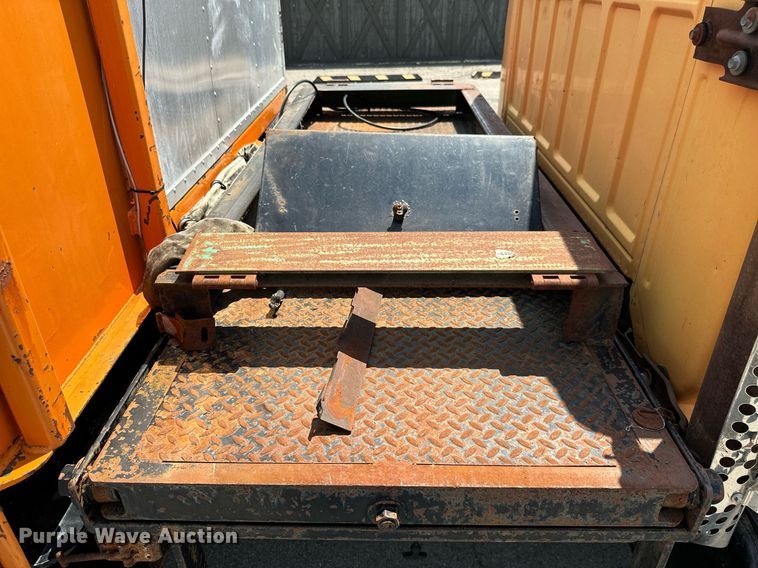 image for item MB9541 1995 Ford F800  utility / service truck