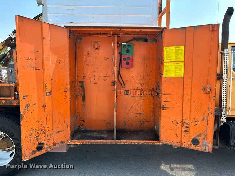 image for item MB9541 1995 Ford F800  utility / service truck