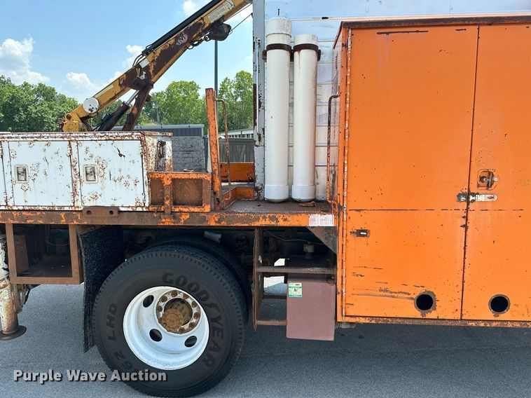 image for item MB9541 1995 Ford F800  utility / service truck