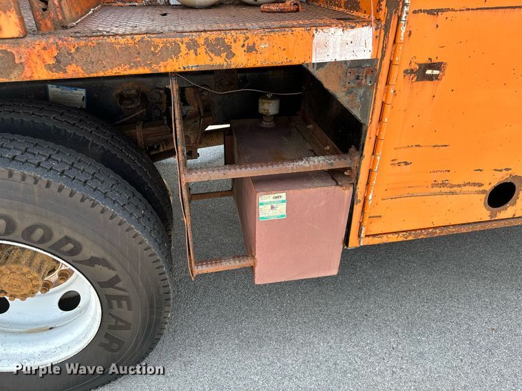 image for item MB9541 1995 Ford F800  utility / service truck