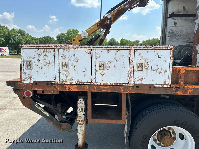 image for item MB9541 1995 Ford F800  utility / service truck