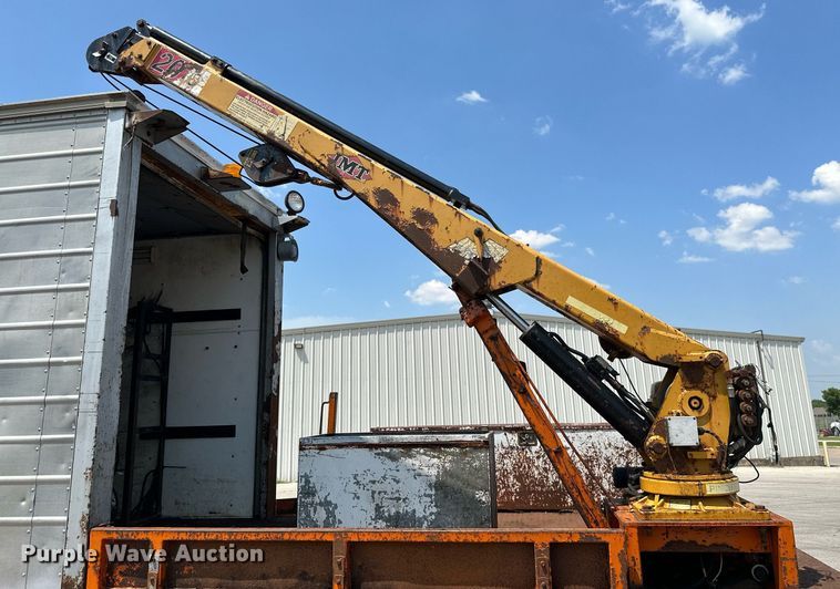 image for item MB9541 1995 Ford F800  utility / service truck