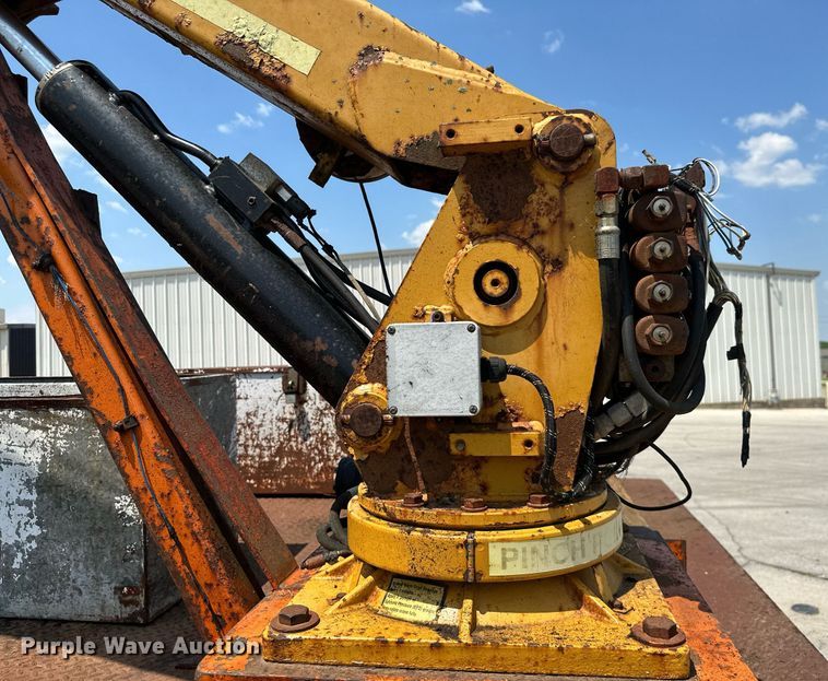 image for item MB9541 1995 Ford F800  utility / service truck