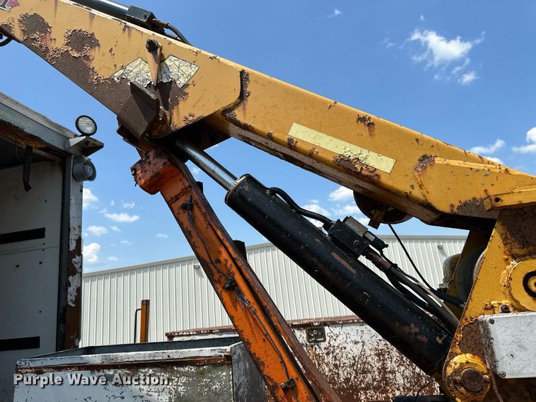 image for item MB9541 1995 Ford F800  utility / service truck