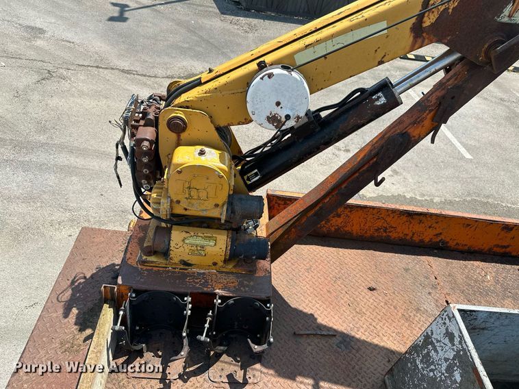 image for item MB9541 1995 Ford F800  utility / service truck