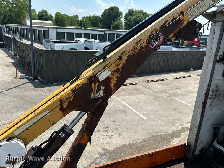 image for item MB9541 1995 Ford F800  utility / service truck