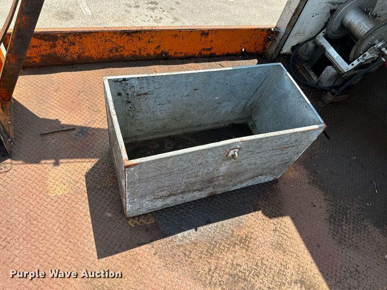 image for item MB9541 1995 Ford F800  utility / service truck