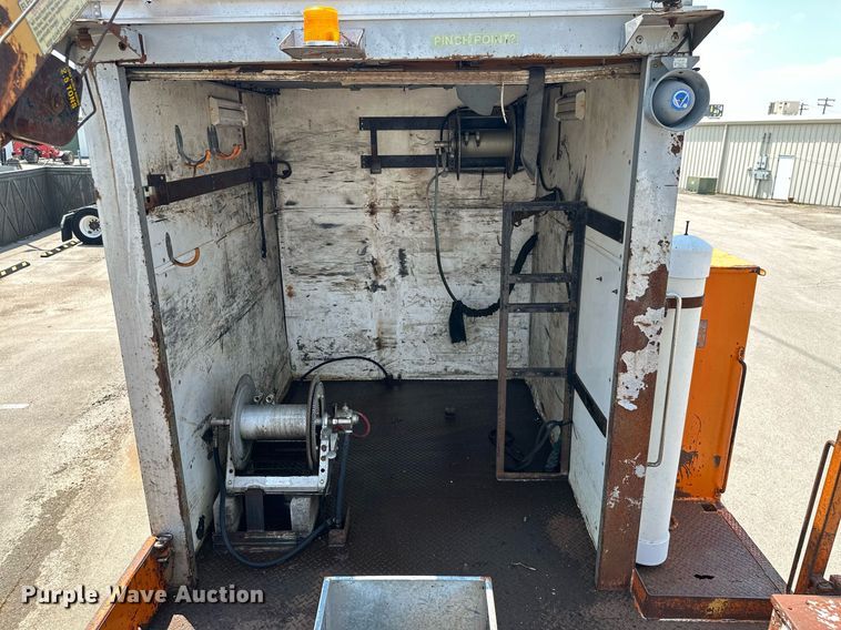 image for item MB9541 1995 Ford F800  utility / service truck