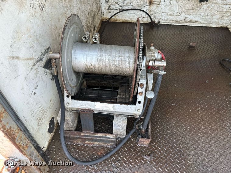 image for item MB9541 1995 Ford F800  utility / service truck