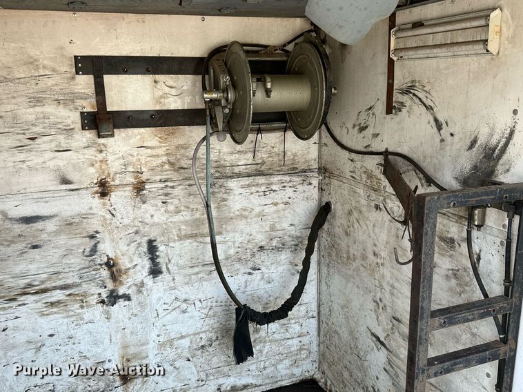 image for item MB9541 1995 Ford F800  utility / service truck