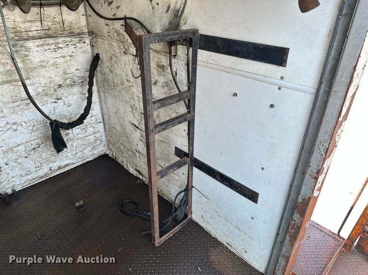 image for item MB9541 1995 Ford F800  utility / service truck