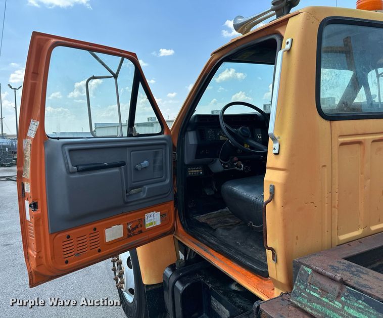 image for item MB9541 1995 Ford F800  utility / service truck