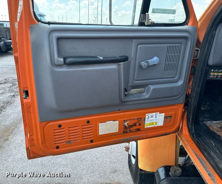 image for item MB9541 1995 Ford F800  utility / service truck