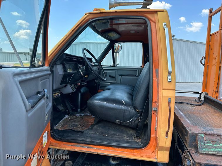 image for item MB9541 1995 Ford F800  utility / service truck