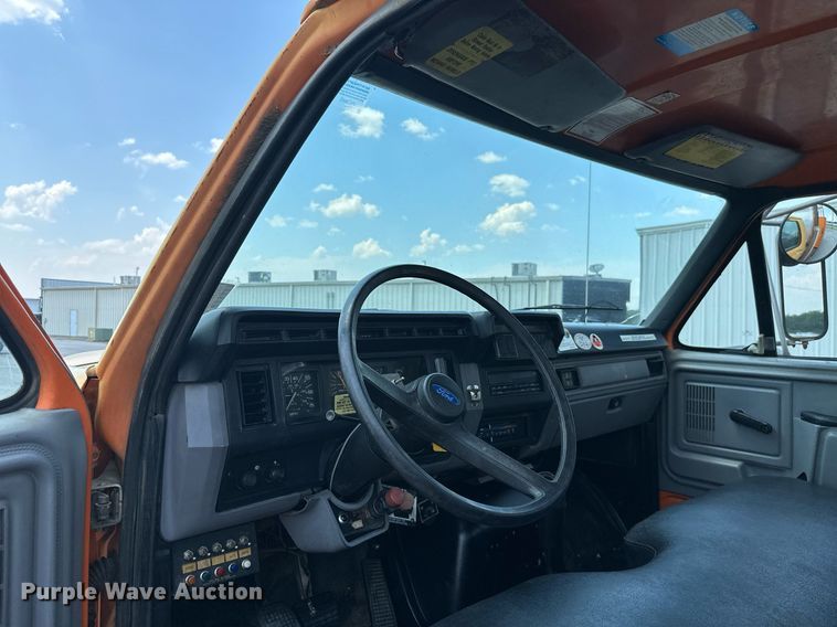 image for item MB9541 1995 Ford F800  utility / service truck