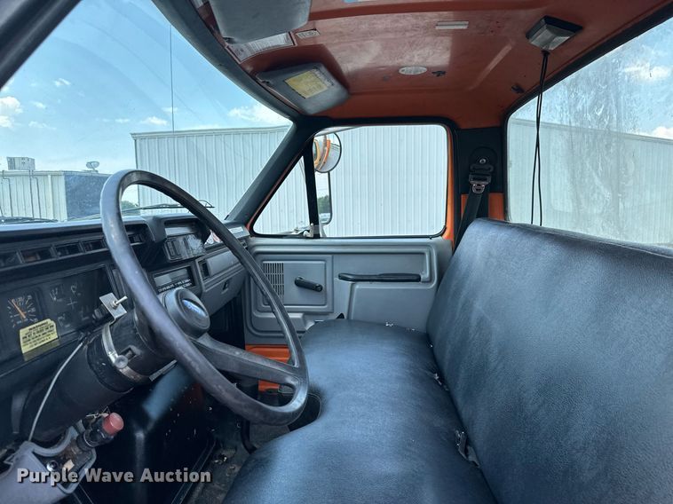 image for item MB9541 1995 Ford F800  utility / service truck