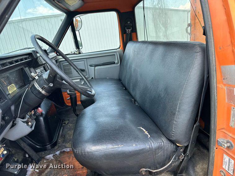 image for item MB9541 1995 Ford F800  utility / service truck