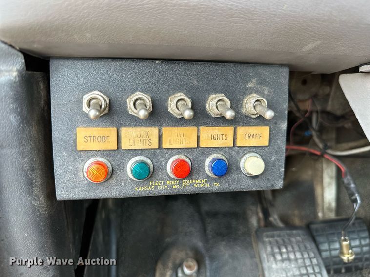 image for item MB9541 1995 Ford F800  utility / service truck