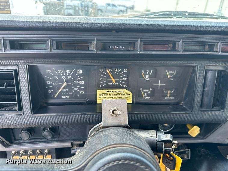 image for item MB9541 1995 Ford F800  utility / service truck