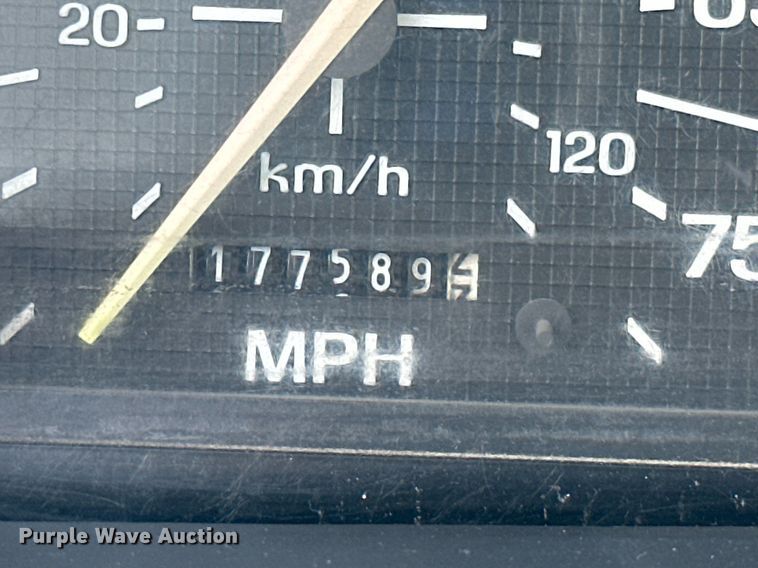 image for item MB9541 1995 Ford F800  utility / service truck