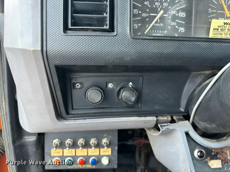 image for item MB9541 1995 Ford F800  utility / service truck