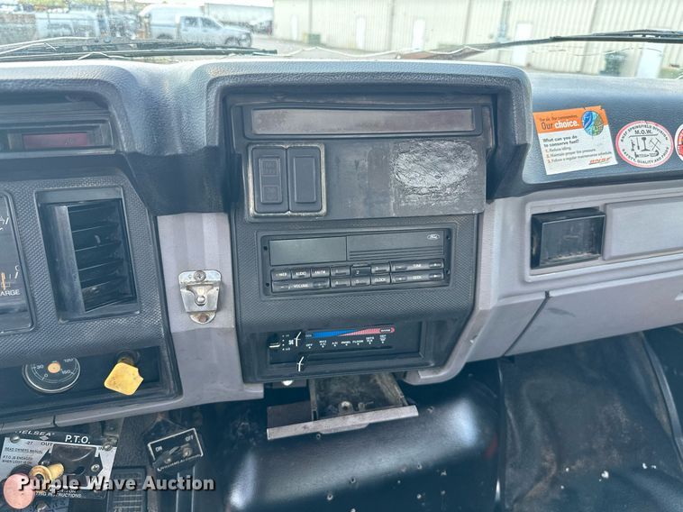 image for item MB9541 1995 Ford F800  utility / service truck