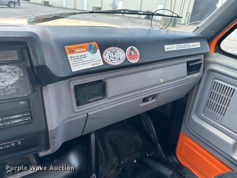 image for item MB9541 1995 Ford F800  utility / service truck